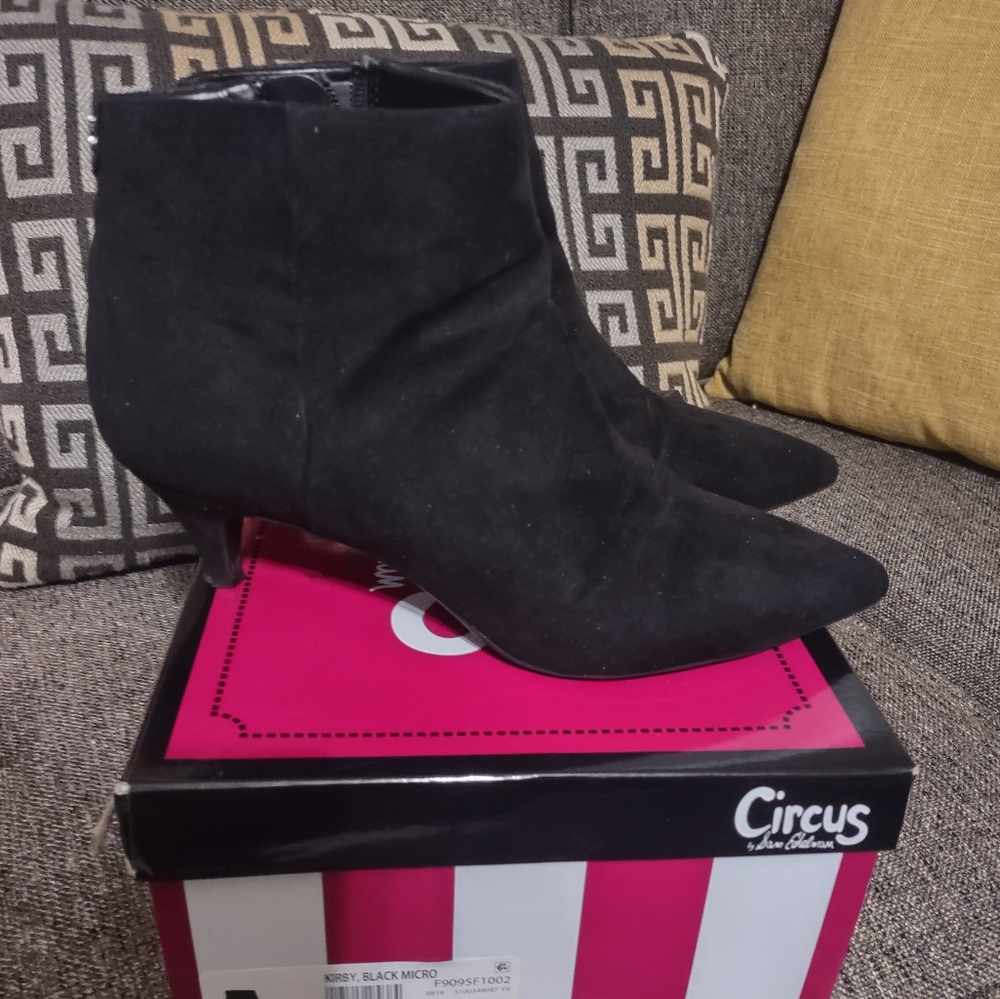 Women's Sz. 8.5 Kirby, Black Micro Boots.